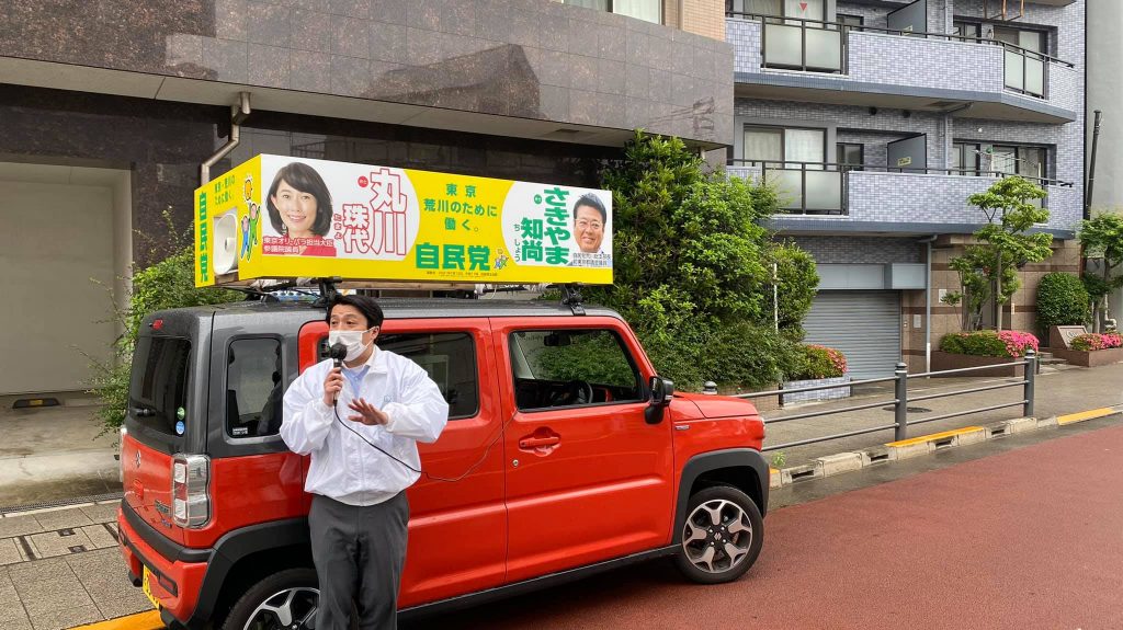 1人、道路、通りの画像のようです